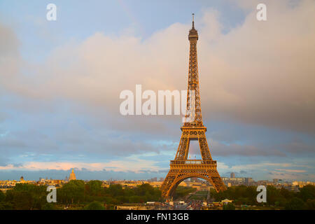 Regnerischen Sonnenuntergang über Eiffelturm Stockfoto