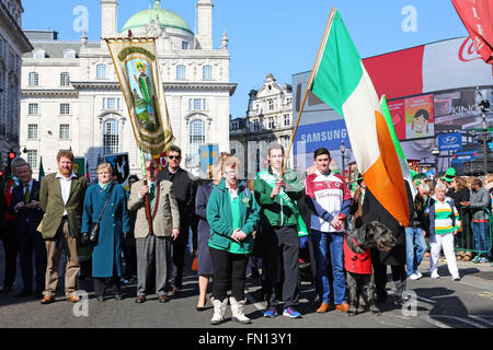 London, UK. 13. März 2016. Fahnen an der Front der St. Patricks Day Parade 2016 am Piccadilly Circus in London Credit: Paul Brown/Alamy Live News Stockfoto