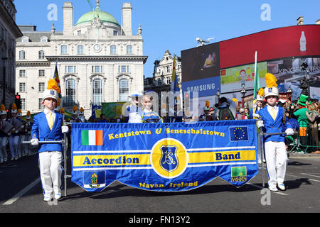 London, UK. 13. März 2016. Teilnehmer an der St. Patricks Day Parade 2016 am Piccadilly Circus in London Credit: Paul Brown/Alamy Live-Nachrichten Stockfoto