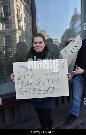 London, UK. 13. März 2016. Pall Mall, London, UK. 13. März 2016. Eine Gruppe von brasilianischen Menschen protestieren gegen die Korruption Stockfoto