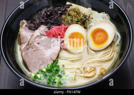 japanische Tonkotsu Ramen, Schweinefleisch Knochen Brühe Nudeln Stockfoto