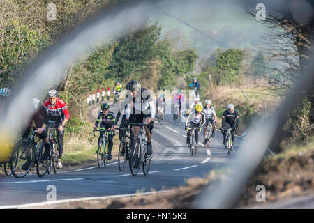 Sheffield, UK, 13. März 2016. "The Magnificent 7", ein Bergrennen Rennen 7 der Sheffield härtesten Hügel, organisiert im Rahmen des Sheffield Outdoor City Weekender 2016. Lodge-Lane. Bildnachweis: Jeremy Abrahams / Alamy Live News Stockfoto