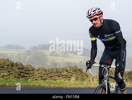 Sheffield, UK, 13. März 2016. "The Magnificent 7", ein Bergrennen Rennen 7 der Sheffield härtesten Hügel, organisiert im Rahmen des Sheffield Outdoor City Weekender 2016. Auslauf Lane. © Jeremy Abrahams / Alamy Live News Bildnachweis: Jeremy Abrahams / Alamy Live News Stockfoto