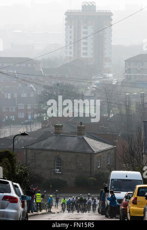 Sheffield, UK, 13. März 2016. "The Magnificent 7", ein Bergrennen Rennen 7 der Sheffield härtesten Hügel, organisiert im Rahmen des Sheffield Outdoor City Weekender 2016. Blake Street. Bildnachweis: Jeremy Abrahams / Alamy Live News Stockfoto