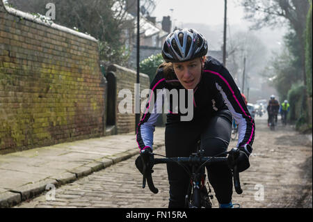 Sheffield, UK, 13. März 2016. "The Magnificent 7", ein Bergrennen Rennen 7 der Sheffield härtesten Hügel, organisiert im Rahmen des Sheffield Outdoor City Weekender 2016. Birkendale Straße. Bildnachweis: Jeremy Abrahams / Alamy Live News Stockfoto