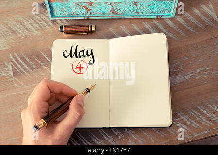 Konzept-Bild des 4. Mai Kalendertag mit dem leeren Raum für Text als handschriftliche Notiz mit Füllfederhalter auf einem Notebook Stockfoto