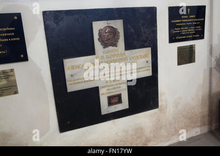 Gedenktafel in memoriam König Alexander i. von Jugoslawien in der unterirdischen Krypta der Dormitio-Kirche auf dem Friedhof Olsany in Prag, Tschechien. Die Plakette wurde am 9. Oktober 1935, eingeweiht, in der 1. Jahrestag der Ermordung von König Alexander i. in Marseille, Frankreich, am 9. Oktober 1934. König Alexander i. von Jugoslawien unterstützte den Bau der Dormitio-Kirche und präsentiert die größte Glocke für den Glockenturm. Die Dormitio-Kirche auf dem Friedhof Olšany wurde 1924-1925 von der russischen weißen Emigranten gebaut. Die unterirdische Krypta diente als Begräbnisstätte für Stockfoto