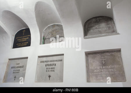 Gräber von Karel Kramar, der erste Ministerpräsident der Tschechoslowakei, und seine russische Frau Nadezhda Kramar in der unterirdischen Krypta der Dormitio-Kirche auf dem Friedhof Olsany in Prag, Tschechien. Karel Kramar, geboren am 17. Dezember 1860, war ein tschechischer (böhmischen) Politiker und der erste Ministerpräsident der Tschechoslowakei von November 1918 bis Juli 1919. Er starb im Alter von 76 Jahren am 26. Mai 1937, und wurde neben seiner russischen Frau Nadezhda Kramar, fünf Monate zuvor verstorbenen begraben. Nadeschda Nikolajewna Kramar (Kramárová), geb. Chludowa, später Abrikosova nach ihrem ersten Ehemann, wurde im September geboren. Stockfoto