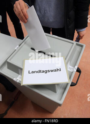 Magdeburg, Deutschland. 13. März 2016. Eine Abstimmung ist in die Wahlurne für die parlamentarische Landtagswahlen Sachsen-Anhalt in Magdeburg, Deutschland, 13. März 2016 platziert. Foto: JENS WOLF/Dpa/Alamy Live News Stockfoto