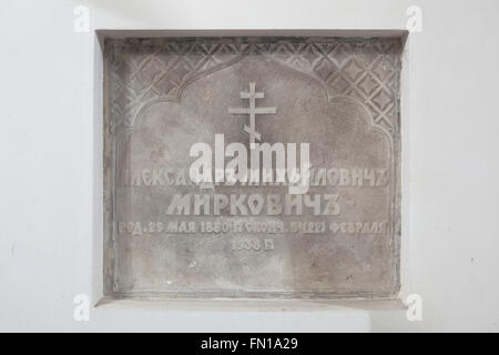 Grab des russischen Ingenieur Alexander Mirkovic in der unterirdischen Krypta der Dormitio-Kirche auf dem Friedhof Olsany in Prag, Tschechien. Ingenieur Alexander Mikhaylovich Mirkovic, geboren am 29. Mai 1880, lebte im Exil in der Tschechoslowakei nach der bolschewistischen Revolution und überwachte den Bau der Dormitio-Kirche in 1924-1925. Er starb im Alter von 57 Jahren am Februar 9 (22), 1938. Die Dormitio-Kirche auf dem Friedhof Olšany wurde 1924-1925 von der russischen weißen Emigranten gebaut. Die unterirdische Krypta diente als Begräbnisstätte für die wichtigsten Personen der russischen Emigration in Czechoslova Stockfoto