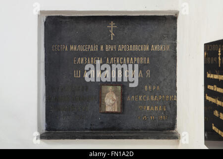 Grab des russischen Arztes Yelizaveta Shapilovskaya in der unterirdischen Krypta der Dormitio-Kirche auf dem Friedhof Olsany in Prag, Tschechien. Yelizaveta Alexandrowna Shapilovskaya, geb. Andreyanova, diente als Krankenschwester und spät als Doktor der Drozdovsky-Schützendivision von der weißen Armee während des russischen Bürgerkriegs. Ihr Ehemann Professor Vladimir Pavlovich Shapilovsky, ein Oberst in der weißen Armee, der am 12. Juli 1954, gestorben und ihre Schwester Vera Alexandrovna Fridman, geb. Andreyanova, gestorben am 15. Juni 1961, wurden in der gleichen Grabnische spät begraben. Die Dormitio-Kirche am Olsany Ce Stockfoto