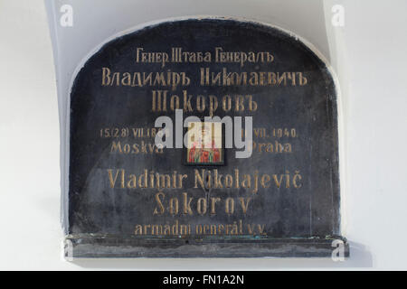 Grab des russischen general Vladimir Shokorov in der unterirdischen Krypta der Dormitio-Kirche auf dem Friedhof Olsany in Prag, Tschechien. Major General Vladimir Nikolayevich Shokorov, geboren in Moskau am Juli 15 (28), 1868, war ein Offizier in der kaiserlichen russischen Armee im ersten Weltkrieg und in der weißen Armee während des russischen Bürgerkriegs. Er leitete seit Oktober 1917 die tschechoslowakische Legion in Sibirien. Er lebte danach im Exil in der Tschechoslowakei und diente als General des Generalstabs der tschechoslowakischen Armee. General Shokorov starb im Alter von 72 Jahren am 11. Juli 1940. Stockfoto