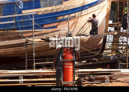 Hafen von Reparaturen auf einem hölzernen geschälten Fischerboot in Mallaig, Lochaber, Schottland Highland Stockfoto