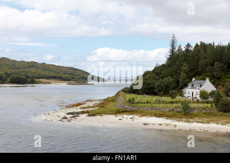 Ein am Strand Haus steht am Ufer der Mündung bei Morar, vor den Toren Mallaig, die Straße zu den Inseln, Highland, Schottland Stockfoto