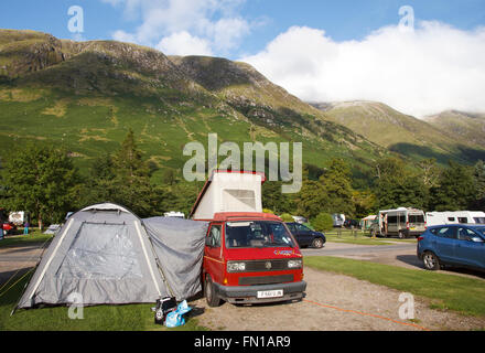 Der Campingplatz im Glen Nevis, den Gipfel des Ben Nevis in den Wolken Stockfoto