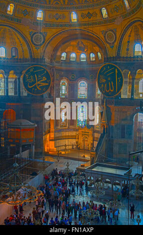 ISTANBUL - 3.Mai: Innenraum der "Aya (Hagya) Sophia" Kirche umgewandelt Moschee auf Mal 3, 2015 in Istanbul, Türkei. Mosaic co Stockfoto