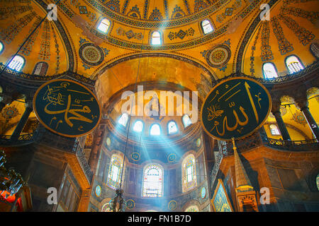 ISTANBUL - 3.Mai: Innenraum der "Aya (Hagya) Sophia" Kirche umgewandelt Moschee auf Mal 3, 2015 in Istanbul, Türkei. Mosaic co Stockfoto