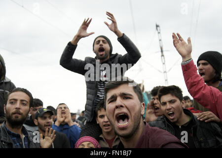 Idonemi, Griechenland. 12. März 2016. Griechenland/Makedonien Grenze Idomeni/Gevgelija März 12, 2016.thousands von Migranten stecken an der geschlossenen Grenze zwischen Griechenland und Mazedonien 10.000 Menschen sind jetzt an der Grenze, in verzweifelten Bedingungen © Danilo Balducci/ZUMA Draht/Alamy Live News Stockfoto