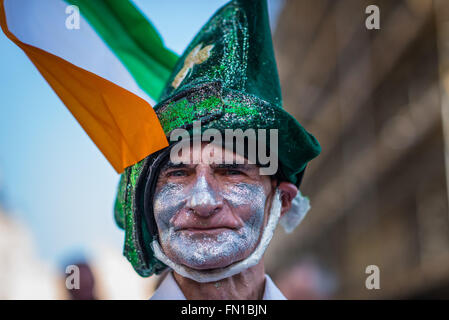 London, UK. 13. März 2016. St. Patricks Day ist heute in ganz London gefeiert. Viele Zuschauer beobachtete spektakulären Parade mit bunten Prunk, wunderbare Festwagen, Musikkapellen und Tänzer. Bildnachweis: Velar Grant/ZUMA Draht/Alamy Live-Nachrichten Stockfoto