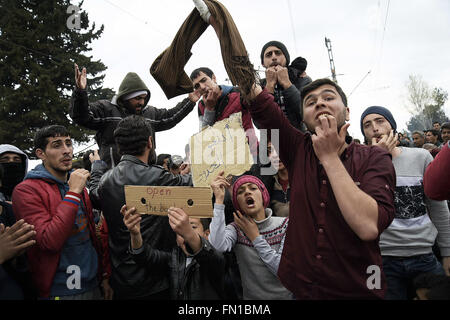 Idonemi, Griechenland. 12. März 2016. Griechenland/Makedonien Grenze Idomeni/Gevgelija März 12, 2016.thousands von Migranten stecken an der geschlossenen Grenze zwischen Griechenland und Mazedonien 10.000 Menschen sind jetzt an der Grenze, in verzweifelten Bedingungen © Danilo Balducci/ZUMA Draht/Alamy Live News Stockfoto