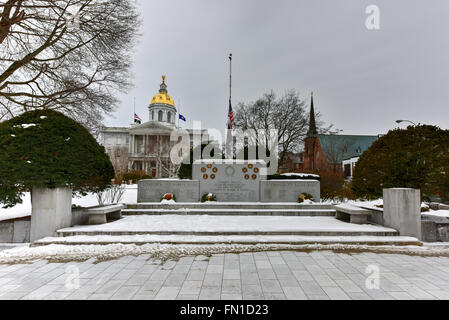 Concord, New Hampshire War Memorial vor im Repräsentantenhaus von New Hampshire. Stockfoto