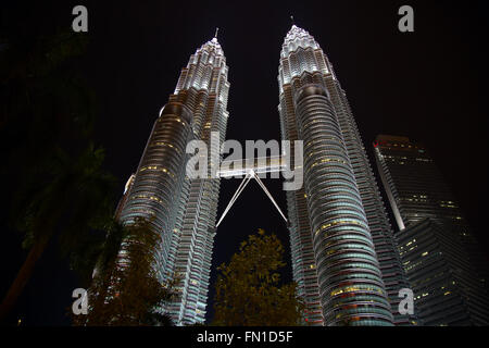 KUALA LUMPUR - NOVEMBER 28: "Petronas Twin towers" am 28. November 2015 in Kuala Lumpur, Malaysia. "Petronas Türme" waren die größten Stockfoto