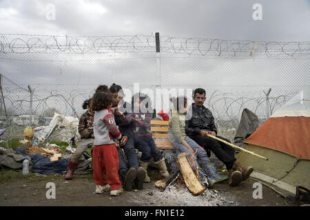 Idonemi, Griechenland. 12. März 2016. Griechenland/Makedonien Grenze Idomeni/Gevgelija März 12, 2016.thousands von Migranten stecken an der geschlossenen Grenze zwischen Griechenland und Mazedonien 10.000 Menschen sind jetzt an der Grenze, in verzweifelten Bedingungen © Danilo Balducci/ZUMA Draht/Alamy Live News Stockfoto