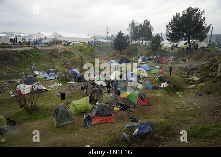 Idonemi, Griechenland. 12. März 2016. Griechenland/Makedonien Grenze Idomeni/Gevgelija März 12, 2016.thousands von Migranten stecken an der geschlossenen Grenze zwischen Griechenland und Mazedonien 10.000 Menschen sind jetzt an der Grenze, in verzweifelten Bedingungen © Danilo Balducci/ZUMA Draht/Alamy Live News Stockfoto