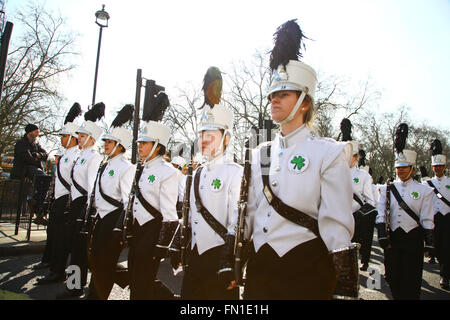 London, UK. 13. März 2016.  Mitglieder der 250 Stück Coppell High School Marching Band aus Coppell, Dallas, Texas, USA. Tausende nehmen Teil in St. Patricks Day Parade und Festlichkeiten auf dem Trafalgar Square in London. St. Patricks Day ist auf Donnerstag, 17. März 2016. Bildnachweis: Dinendra Haria/Alamy Live-Nachrichten Stockfoto