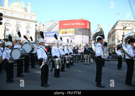 London, UK. 13. März 2016. Mitglieder der 250 Stück Coppell High School Marching Band aus Coppell, Dallas, Texas, USA. Tausende nehmen Teil in St. Patricks Day Parade und Festlichkeiten auf dem Trafalgar Square in London. St. Patricks Day ist auf Donnerstag, 17. März 2016. Bildnachweis: Dinendra Haria/Alamy Live-Nachrichten Stockfoto