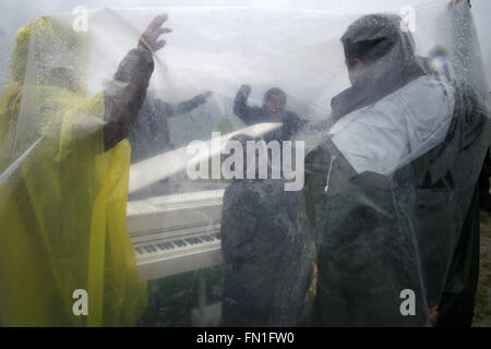 Idonemi, Griechenland. 12. März 2016. Griechenland/Makedonien Grenze Idomeni/Gevgelija März 12, 2016.thousands von Migranten stecken an der geschlossenen Grenze zwischen Griechenland und Mazedonien 10.000 Menschen sind jetzt an der Grenze, in verzweifelten Bedingungen © Danilo Balducci/ZUMA Draht/Alamy Live News Stockfoto