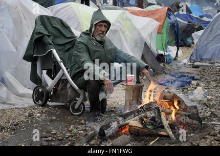 Idonemi, Griechenland. 12. März 2016. Griechenland/Makedonien Grenze Idomeni/Gevgelija März 12, 2016.thousands von Migranten stecken an der geschlossenen Grenze zwischen Griechenland und Mazedonien 10.000 Menschen sind jetzt an der Grenze, in verzweifelten Bedingungen © Danilo Balducci/ZUMA Draht/Alamy Live News Stockfoto