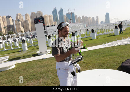 Dubai, Vereinigte Arabische Emirate. Samstag, 12. März 2016, Dubai, Vereinigte Arabische Emirate. Dubai beherbergt die erste internationale Drohne Wettbewerb zieht mehr als 150 Drohne Piloten und ihre Teams aus der ganzen Welt, um für ein Preisgeld in Höhe von $ 1 Million zu konkurrieren. Luke Bannister gewann die gesamte racing-Preis und Minchan Kim Won den Freestyle-Wettbewerb. Die Konkurrenz sah die Teams konkurrieren auf einer speziell gebauten Strecke bei Skydive Dubai in der Nähe von Dubai Marina. 150 Teams qualifiziert und reiste nach Dubai. Bildnachweis: David Lager/Alamy Live-Nachrichten Stockfoto