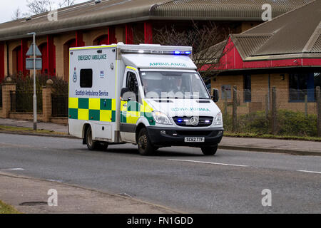 NHS "Schottischer Krankenwagen-Service" Emergency Ambulance ein 999 Ruf Beschleunigung Weg MacAlpine in Dundee, Großbritannien Stockfoto