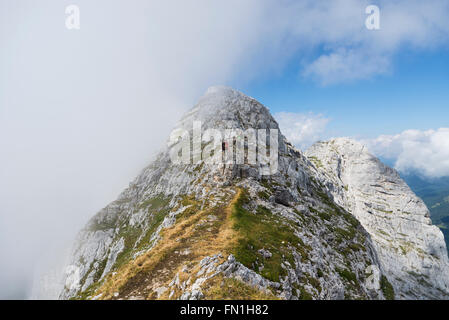 Zwei Männer auf der steilen und Wolke Grat zum Gipfel des Mount Guffert im Rofangebirge, Tirol, Österreich Stockfoto