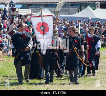 HINWIL, Schweiz - 18 Mai: Unbekannten Männern in historischen Kostümen marschieren während der Öffnung Zeremonie der Turnier-nenbehälters Stockfoto
