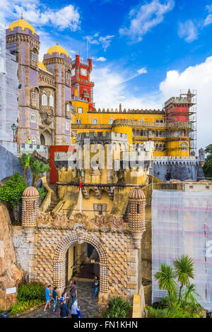 SINTRA, PORTUGAL - 18. Oktober 2014: Touristen gehen Sie unter Strab Strukturen auf Pena Nationalpalast. Stockfoto