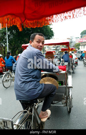 Cyclo (dreirädrigen Fahrrad Taxi) Fahrer im Straßenverkehr, Altstadt, aka The 36 Straßen, Hanoi, Vietnam Stockfoto