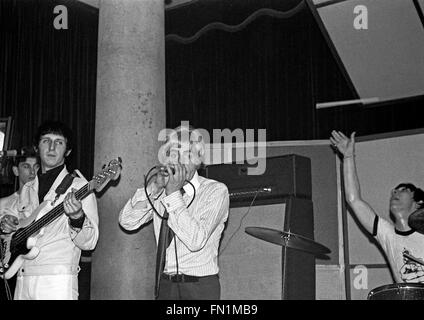 „The Who“ (Roger Daltrey, John Entwistle und Keith Moon) tritt am Bristol Corn Exchange, Großbritannien, im Mai 11 1966 auf Stockfoto