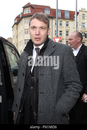 Magdeburg, Deutschland. 13. März 2016. Andre Poggenburg, Alternative für Deutschland (AfD) Spitzenreiter bei den Landtagswahlen Sachsen-Anhalt macht seinen Weg in den Landtag in Magdeburg, Deutschland, 13. März 2016. Foto: SEBASTIAN WILLNOW/Dpa/Alamy Live News Stockfoto