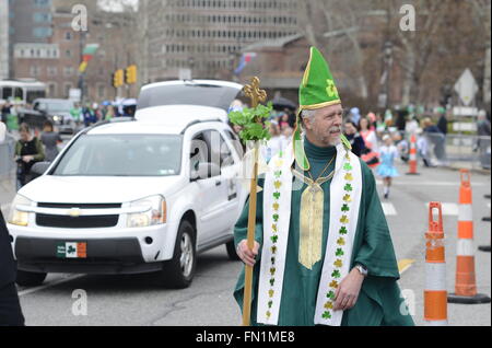 Philadelphia, Pennsylvania, USA. 13. März 2016. Teilnehmer-Parade in der jährlichen St. Patricks Day Parade in Center City Philadelphia, PA am 13. März 2016. Das diesjährige Philadelphia St. Patrick's Day Parade gedenkt am Osteraufstand 100. Geburtstag. Es ist das erste Jahr, die die Parade als Bürgermeister Bürgermeister Jim Kenney teilnimmt. Bildnachweis: Bastiaan Slabbers/ZUMA Draht/Alamy Live-Nachrichten Stockfoto