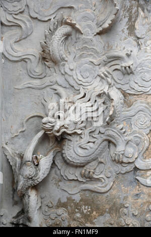 Wand mit Drachen in Relief, Temple of Literature, Hanoi, Vietnam Stockfoto