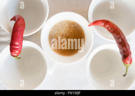 Espresso-Kaffeemaschine im weißen Tasse und hot chili Stockfoto