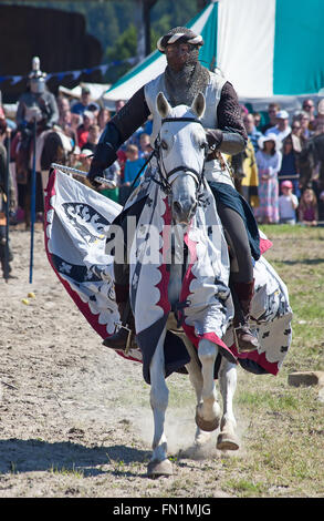 HINWIL, Schweiz - 18 Mai: Unbekannter Mann in Ritterrüstung reiten voller Tatendrang während Turnier reconstructio Stockfoto