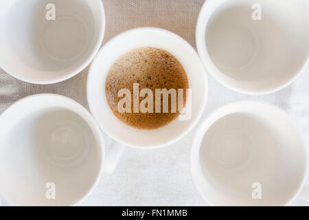 cremiger Espresso Kaffee in eine weiße Tasse mit in der Nähe andere weiße Tasse Stockfoto