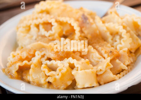 Pasta mit Kürbiscreme und Speck Stockfoto