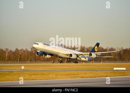 Lufthansa, LH, Airbus A 340, 600, A340-600, nehmen, ausziehen, Flugzeug, Flughafen, Übersicht, Panorama, Aussicht, Flugzeuge, MUC Stockfoto