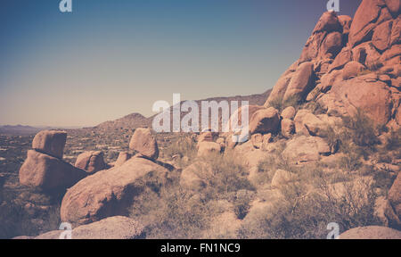 Scottsdale, Phoenix Arizona Wüste roten Buttes Felslandschaft. Bild Kreuz verarbeitet. Stockfoto