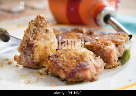 Bissen von Thunfisch paniert und in der Pfanne gebraten Stockfoto