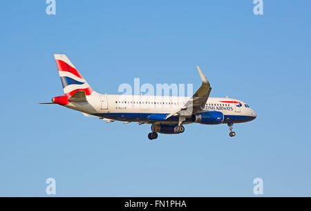 Zürich - 18.Juli: Boeing-737 British Airways Landung in Zürich am 18. Juli 2015 in Zürich, Schweiz. Der Flughafen Zürich ist nach Hause f Stockfoto